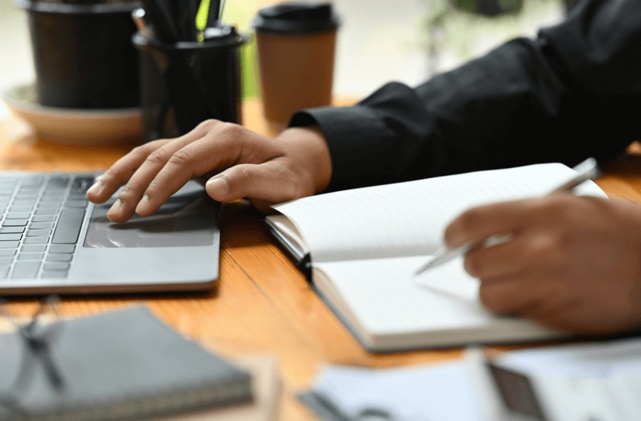 Augmented Writing vs. Traditional Copywriting: Which Approach Fits Your Brand?